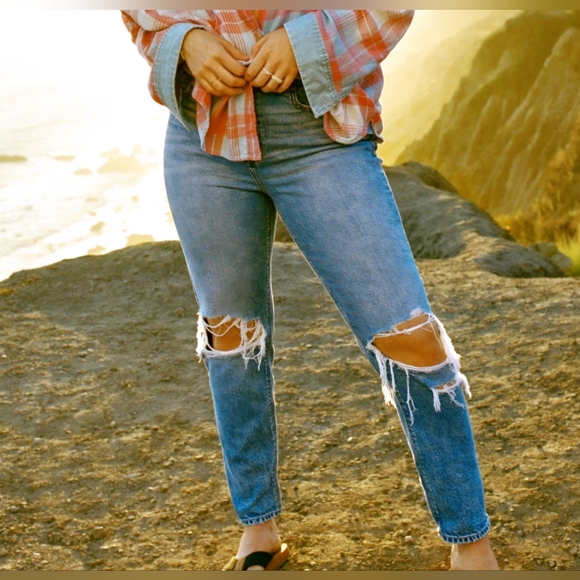 American Eagle Strigid Mom Jeans 👖 - Picture 1 of 9